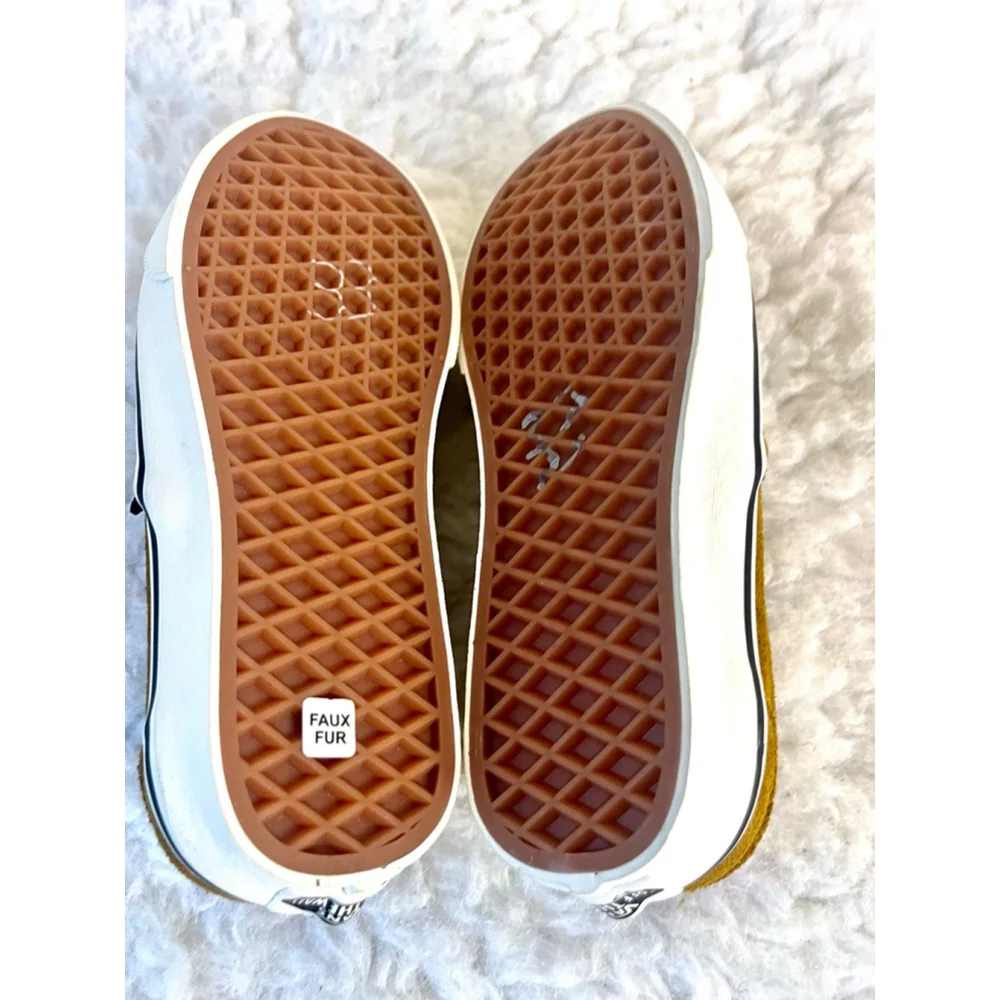 NWT Vans Classic Men 4, Women 5.5 Slip-On Cozy Hug sneakers
